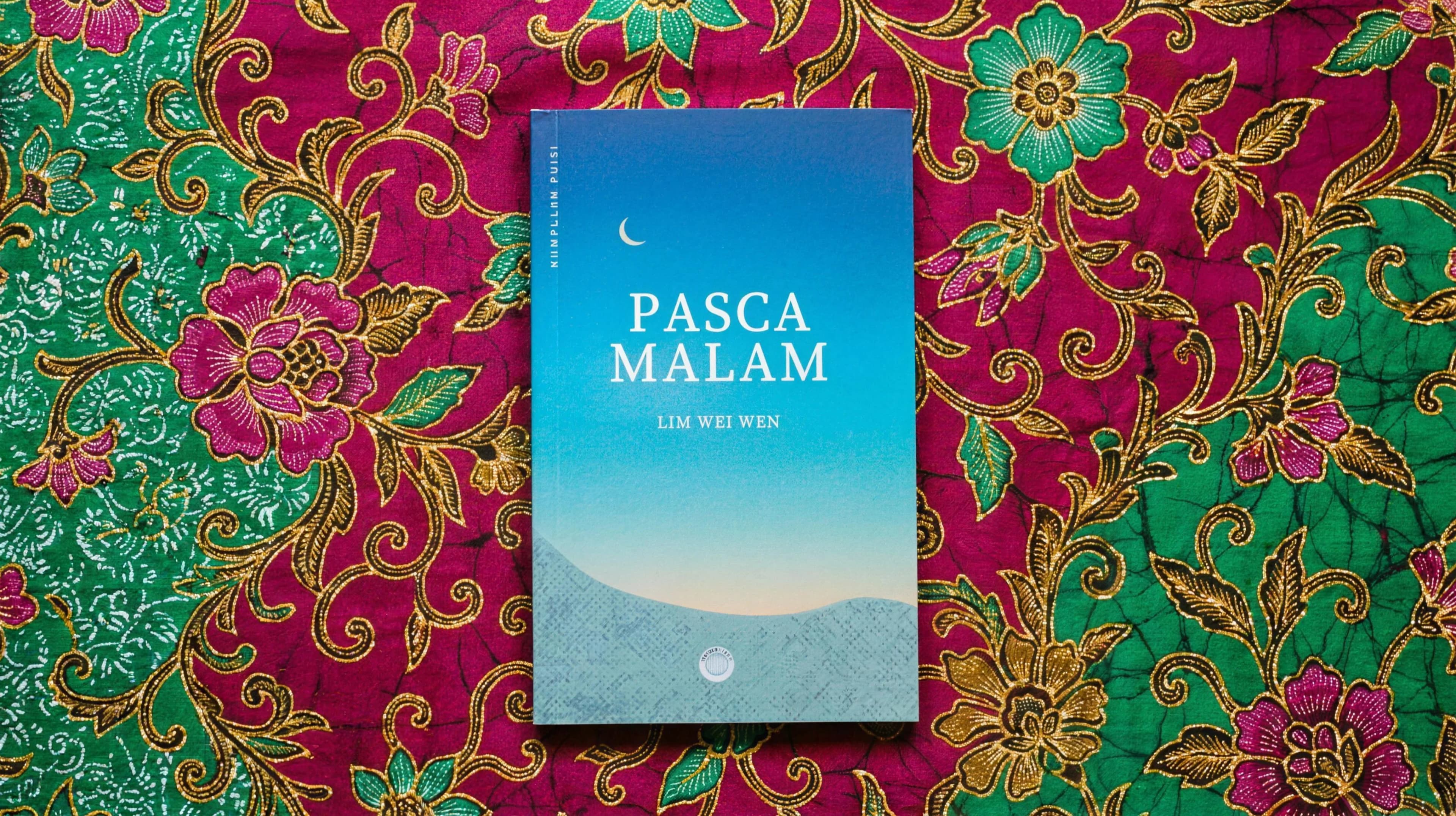 Buku di atas rak kayu.